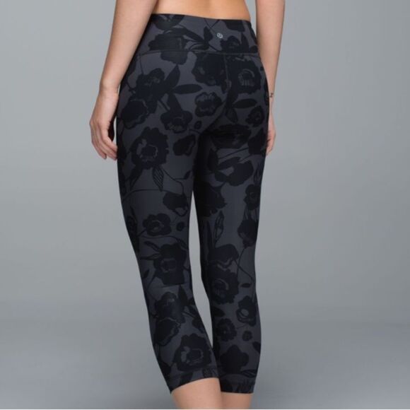 Lululemon Wunder Under Crop II *Full-On Luxtreme Flat Inky Floral Size 6 - Picture 5 of 5